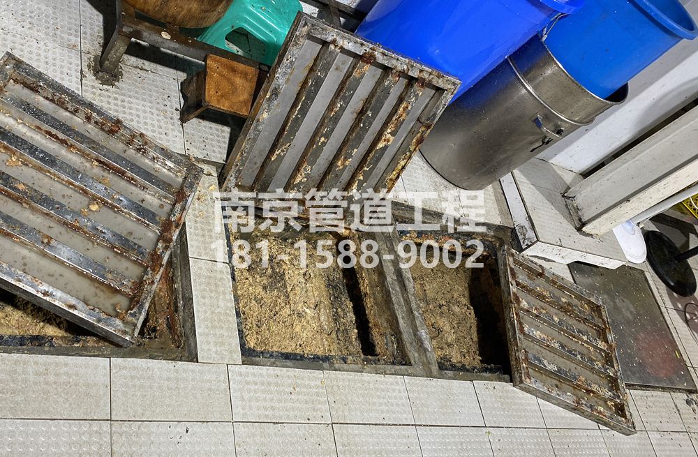 278唱经楼城管中队食堂隔油池清理